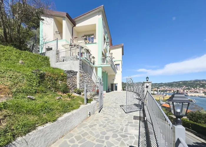 Dei Poeti بيت ضيافة 4*